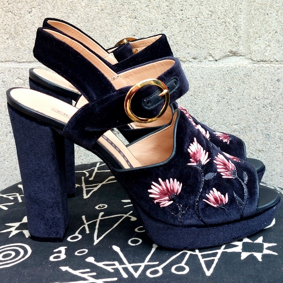 Elegant Black Embroidered Heels - Picture 8 of 15